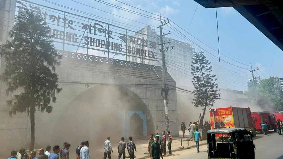 চট্টগ্রামে শপিং কমপ্লেক্সে আগুন, নিয়ন্ত্রণে ৫ ইউনিট  