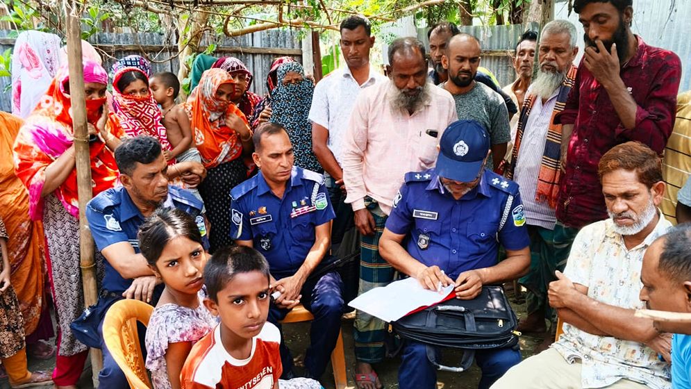 ঋণের চাপ ও পারিবারিক কলহে গৃহবধূর আত্মহত্যা