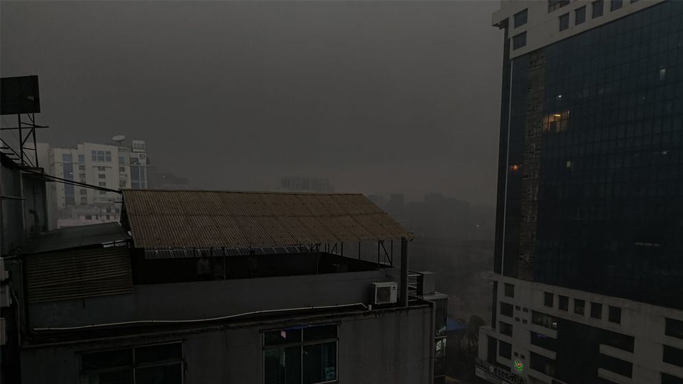 দুপুরেই অন্ধকার রাজধানী, ঝুম বৃষ্টি