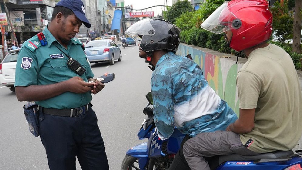 ট্রাফিক আইন লঙ্ঘনে ডিএমপির ১৭২৩ মামলা