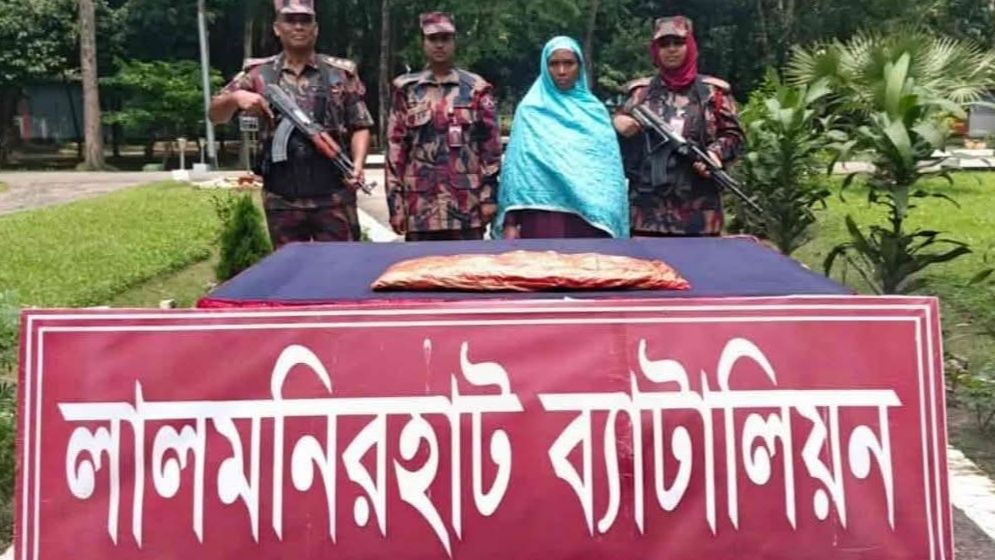 ২ কেজি গাঁজাসহ নারী মাদক কারবারি গ্রেপ্তার