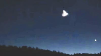 রাতের আকাশে রহস্যময় আলো