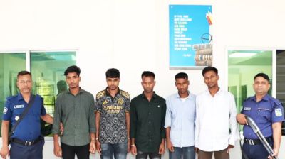 কনস্টেবল নিয়োগ পরীক্ষায় ডিজিটাল সরঞ্জামসহ আটক ৫