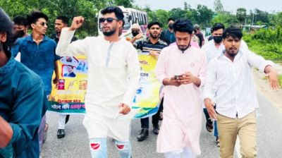 চট্টগ্রাম-কক্সবাজার মহাসড়কে ছাত্রলীগের মিছিল