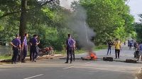সাজেকে সড়ক অবরোধ, যান চলাচল বন্ধ
